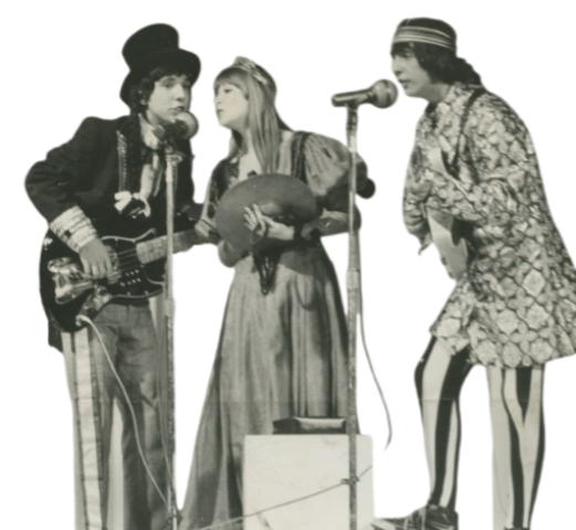 A imagem apresenta o grupo musical Os mutantes, 
                sao tres pessoas cantando em um microfone